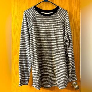 Size Large long sleeve tee from LuLaRoe. Excellent condition. True to size
